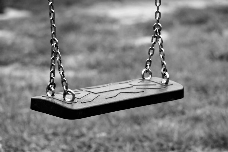 Ein verlassener Spielplatz mit Schaukeln steht sinnbildlich für die eingeschränkten Spielmöglichkeiten von Kindern weltweit, auf die die SOS-Kinderdörfer hinweisen – Foto: GoranH / Pixabay