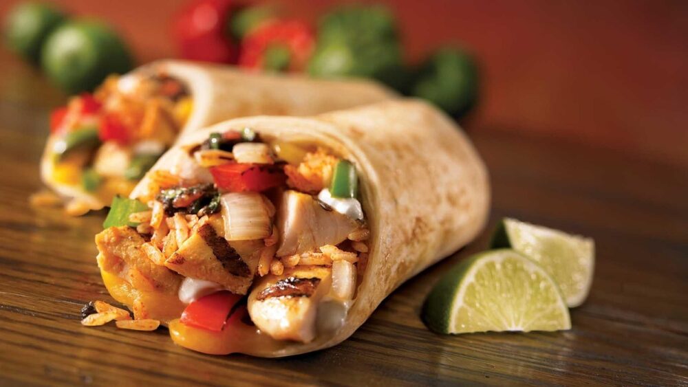 Ein Verkaufstresen mit Kaffeetasse und Burrito-Schale symbolisiert die mögliche Starbucks-Chipotle-Übernahme – Foto: samuelfernandezrivera / Pixabay