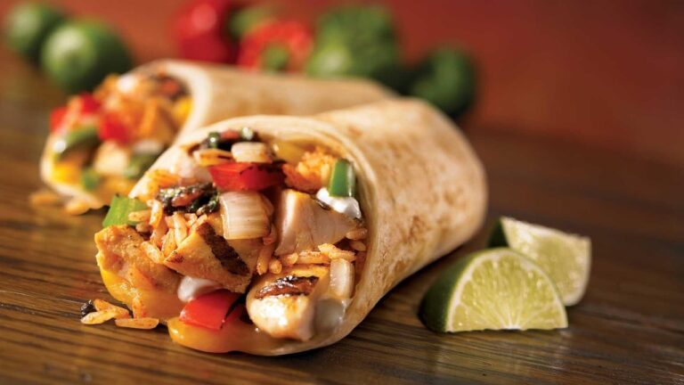 Ein Verkaufstresen mit Kaffeetasse und Burrito-Schale symbolisiert die mögliche Starbucks-Chipotle-Übernahme – Foto: samuelfernandezrivera / Pixabay