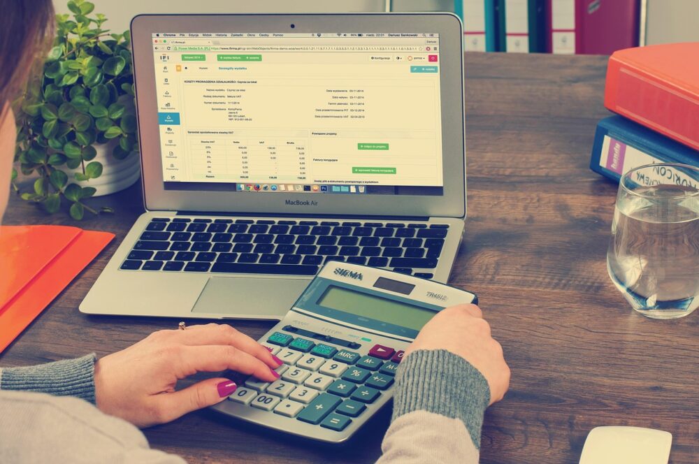 Schreibtisch in einem Steuerberatungsbüro mit Laptop und Unterlagen als Symbolbild für die dvo Software Übernahme durch die Symfonia Group – Foto: Firmbee / Pixabay
