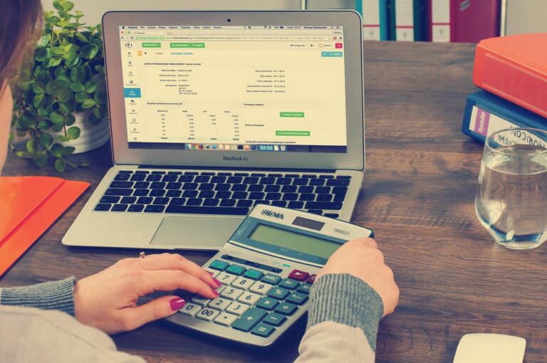 Schreibtisch in einem Steuerberatungsbüro mit Laptop und Unterlagen als Symbolbild für die dvo Software Übernahme durch die Symfonia Group – Foto: Firmbee / Pixabay