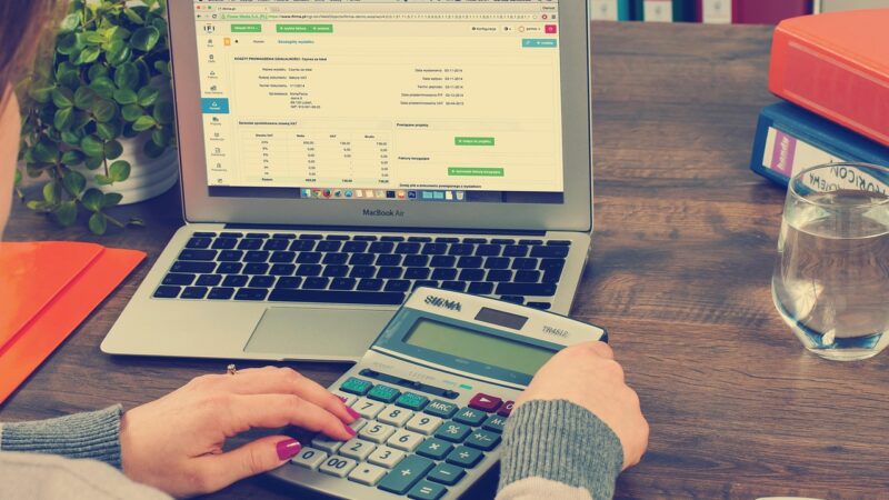 Schreibtisch in einem Steuerberatungsbüro mit Laptop und Unterlagen als Symbolbild für die dvo Software Übernahme durch die Symfonia Group – Foto: Firmbee / Pixabay