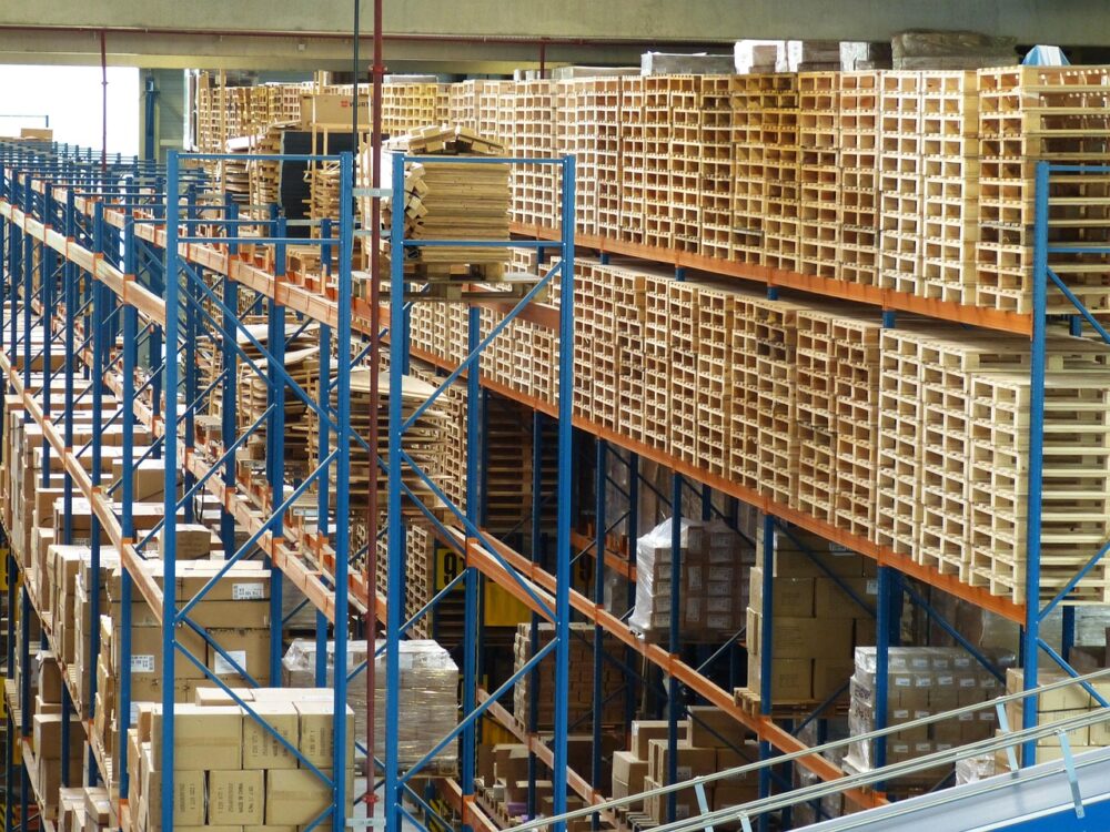 Automatisiertes Lagersystem mit Förderbändern, das den Umsatz von TGW Logistics in der Intralogistik symbolisiert – Foto: falco / Pixabay