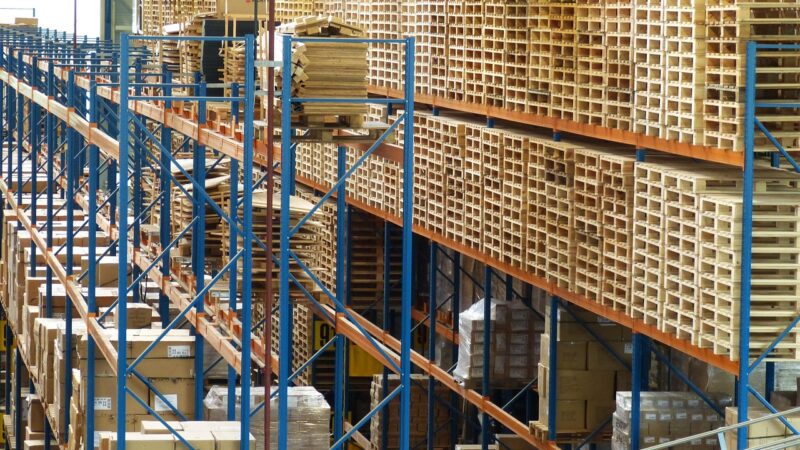 Automatisiertes Lagersystem mit Förderbändern, das den Umsatz von TGW Logistics in der Intralogistik symbolisiert – Foto: falco / Pixabay