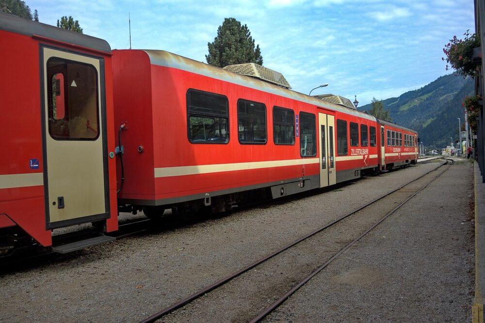 Ein Regionalzug steht an einem Bahnsteig in den Alpen, passend zum neuen ÖBB-Fahrplan zwischen Oberkärnten und Wien – Foto: Walter46 / Pixabay