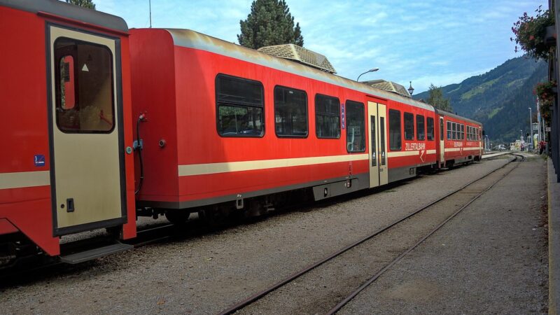 Ein Regionalzug steht an einem Bahnsteig in den Alpen, passend zum neuen ÖBB-Fahrplan zwischen Oberkärnten und Wien – Foto: Walter46 / Pixabay