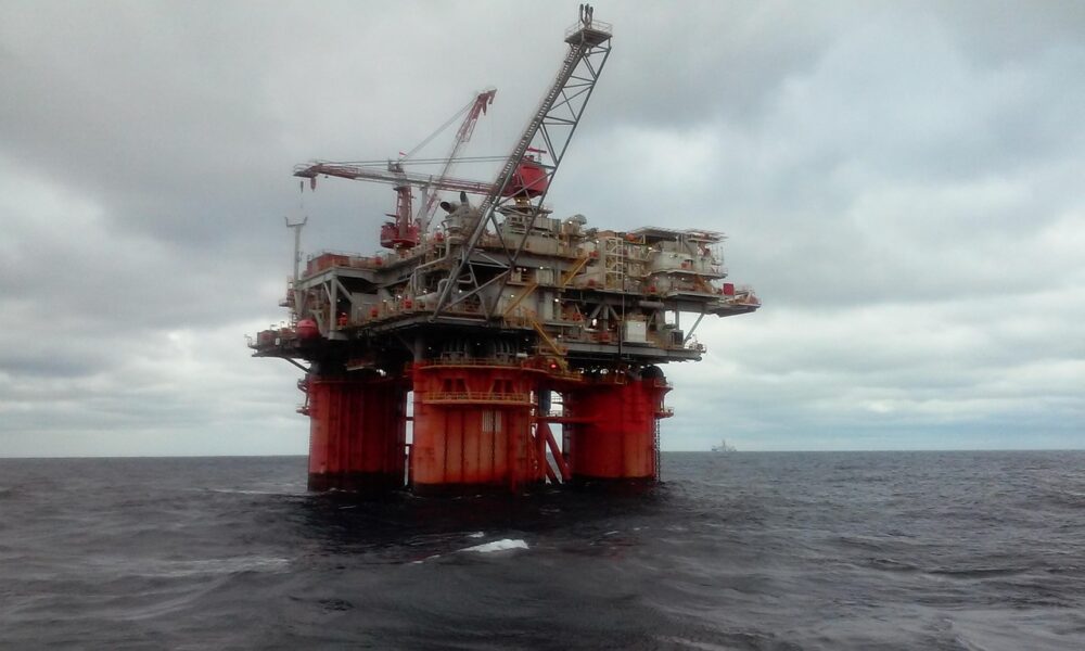 Offshore-Plattform zur Erdgasförderung im Morgenlicht, sinnbildlich für die Produktion von Woodside Energy – Foto: keridjackson / Pixabay