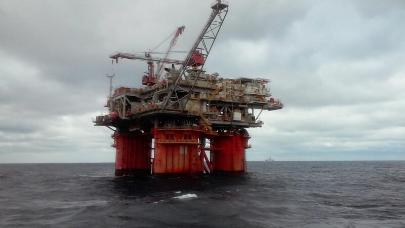 Offshore-Plattform zur Erdgasförderung im Morgenlicht, sinnbildlich für die Produktion von Woodside Energy – Foto: keridjackson / Pixabay