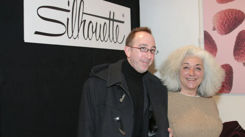Logo von Shilhouette und davor zwei Menschen