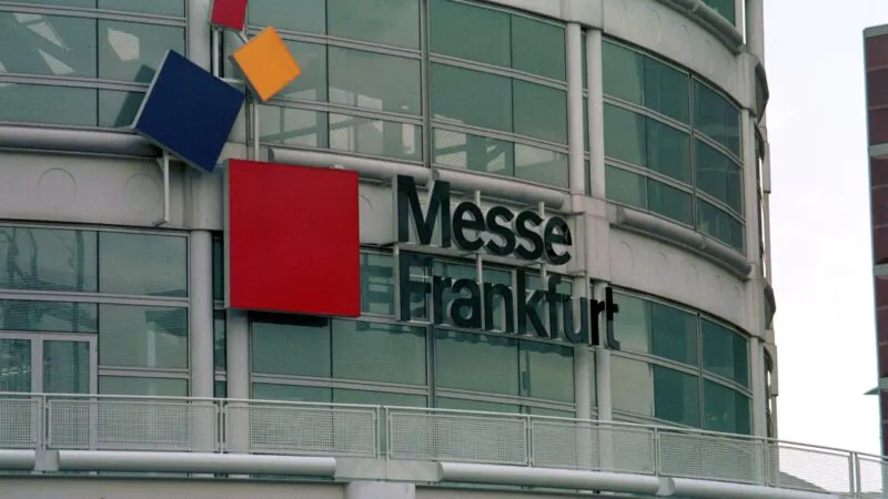 Logo von Messe Frankfurt an einem Eingang