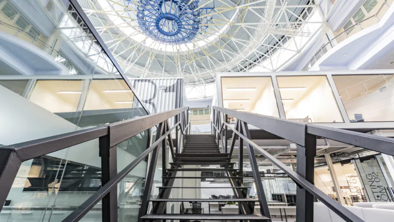 Blick auf eine Rolltreppe